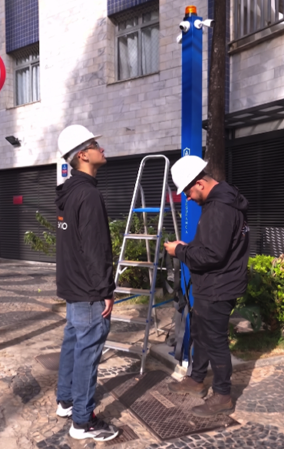 Técnico realizando manutenção preventiva em sistemas de segurança eletrônica