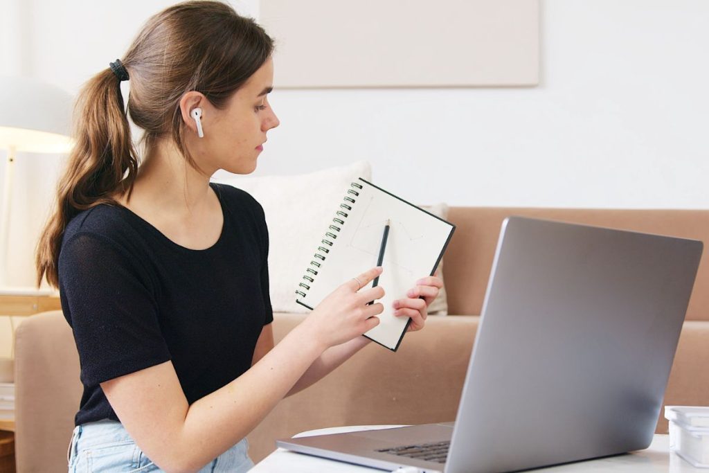 mulher ensinando estratégias de fidelização de clientes em reunião online