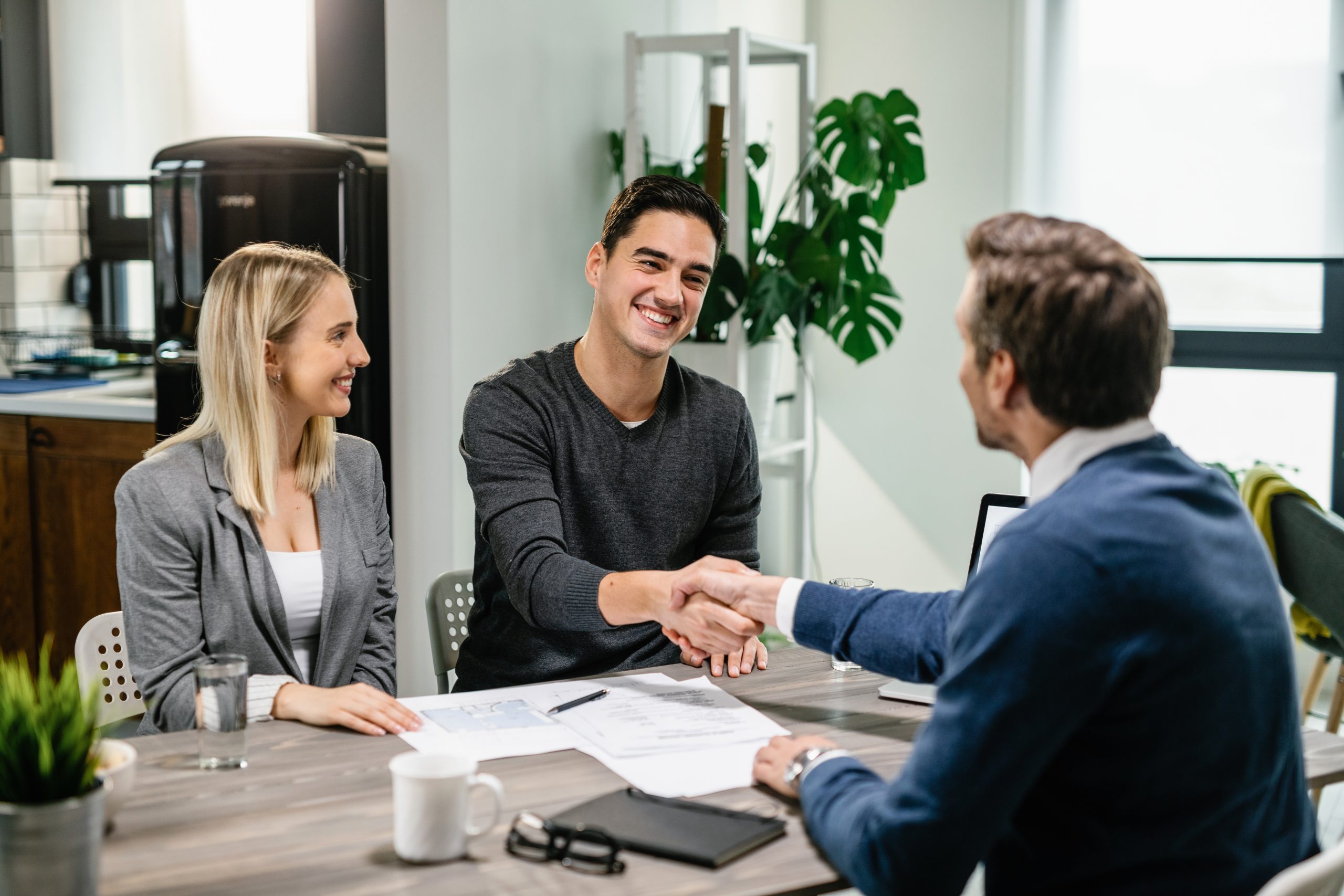 Equipe realizando follow-up com cliente após a compra, como Estratégias de Pós-vendas.