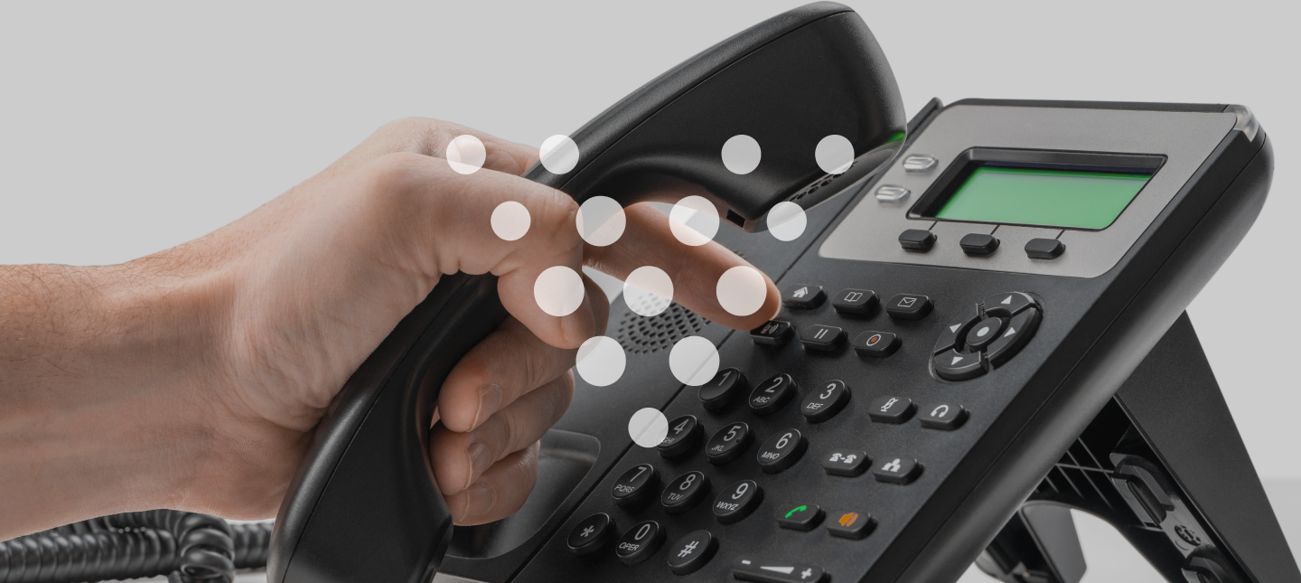 mão de uma pessoa em um Telefone IP ou ATA