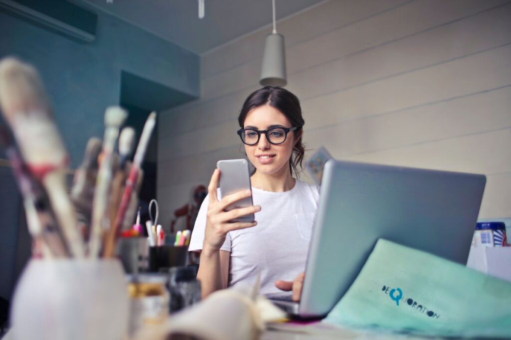 mulher mexendo no chat de voz pelo celular