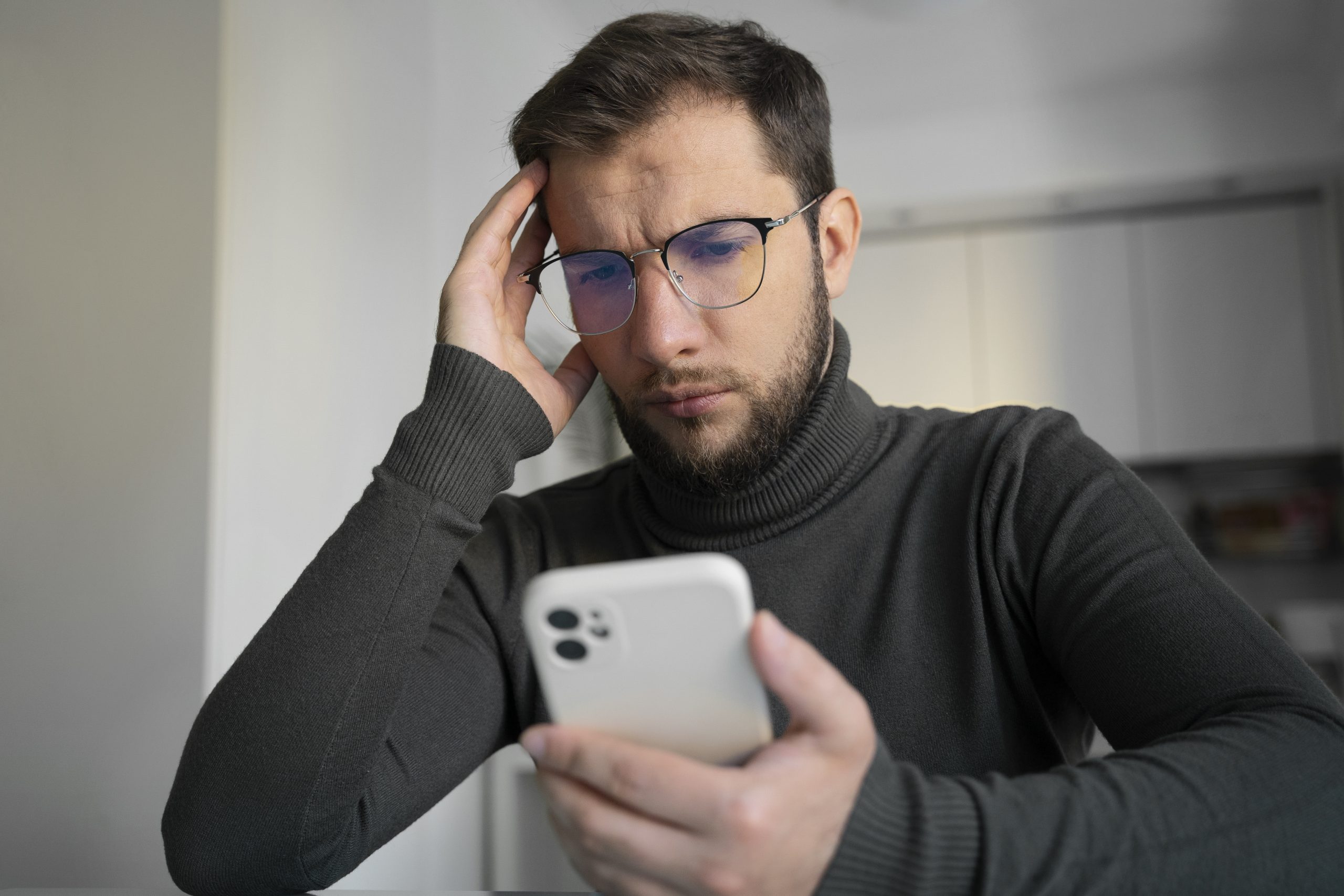 homem lendo Código de erro no smatphone