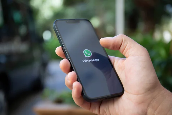 pessoa com celular na mão configurando o 0800 whatsapp