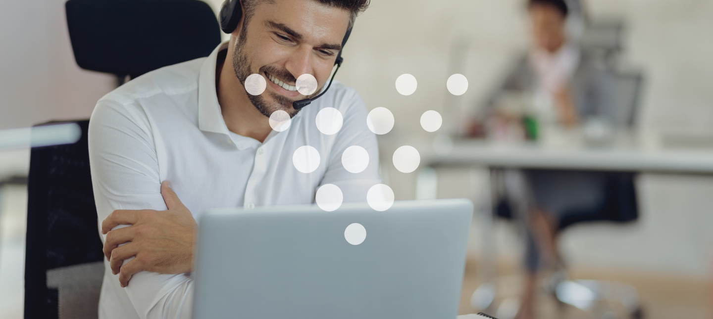 Homem fazendo uma venda por telefone e gravações de chamadas