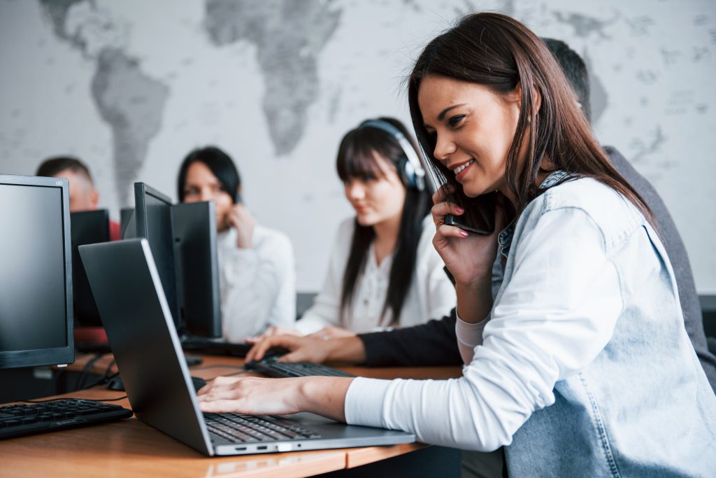 gerente e sua equipe analisando o histórico de ligações