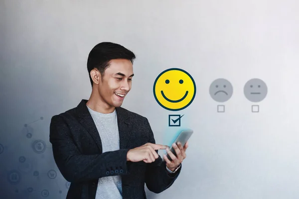 cliente feliz respondendo pesquisa de satisfação sobre Número 0800