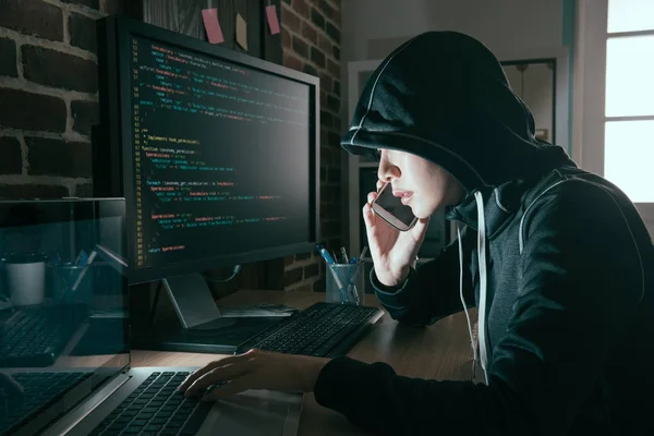 mulher hacker usando celular para aplicar CallerID Spoofing