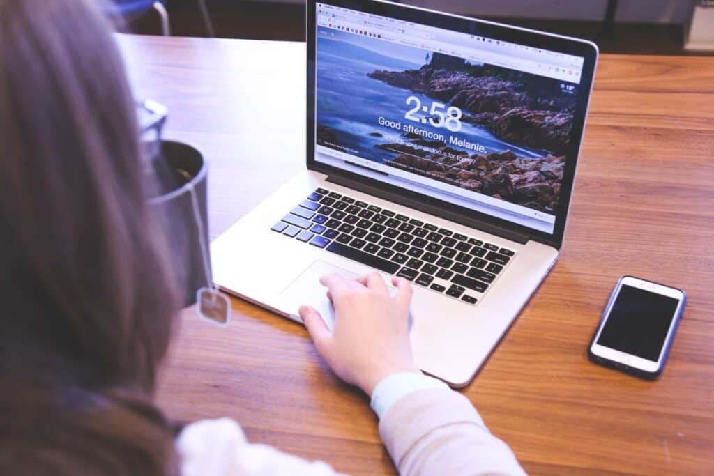 mulher pesquisando em computador sobre telefone IP