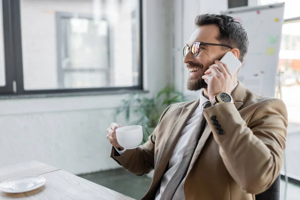 homem usando o plano Pré-pago e pós-pago pelo celular