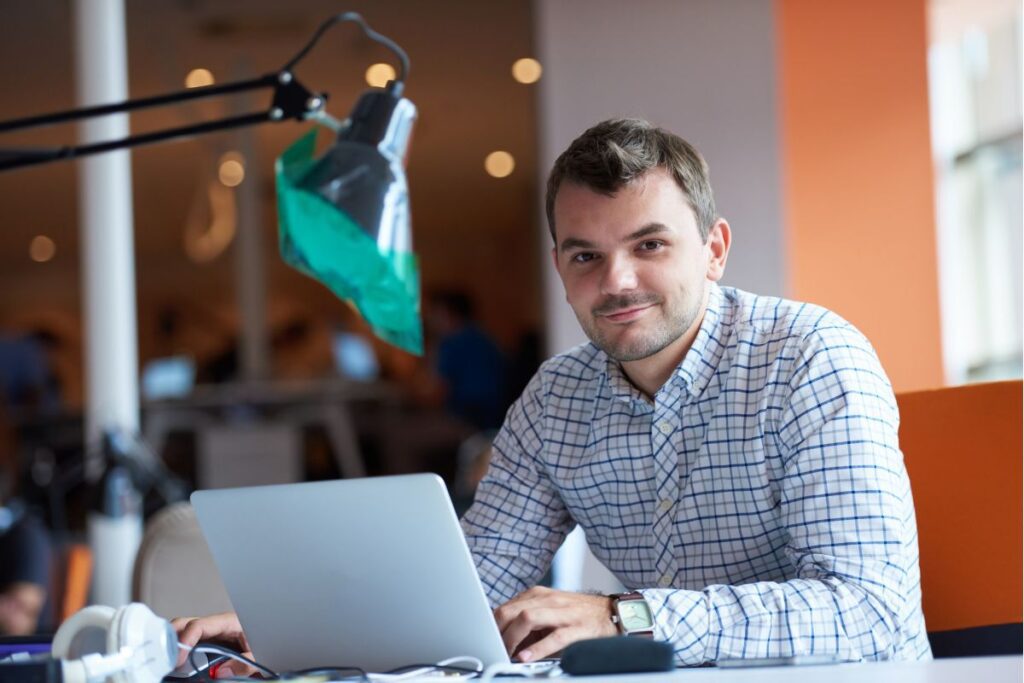 homem fazendo análise de Turnover na sua empresa