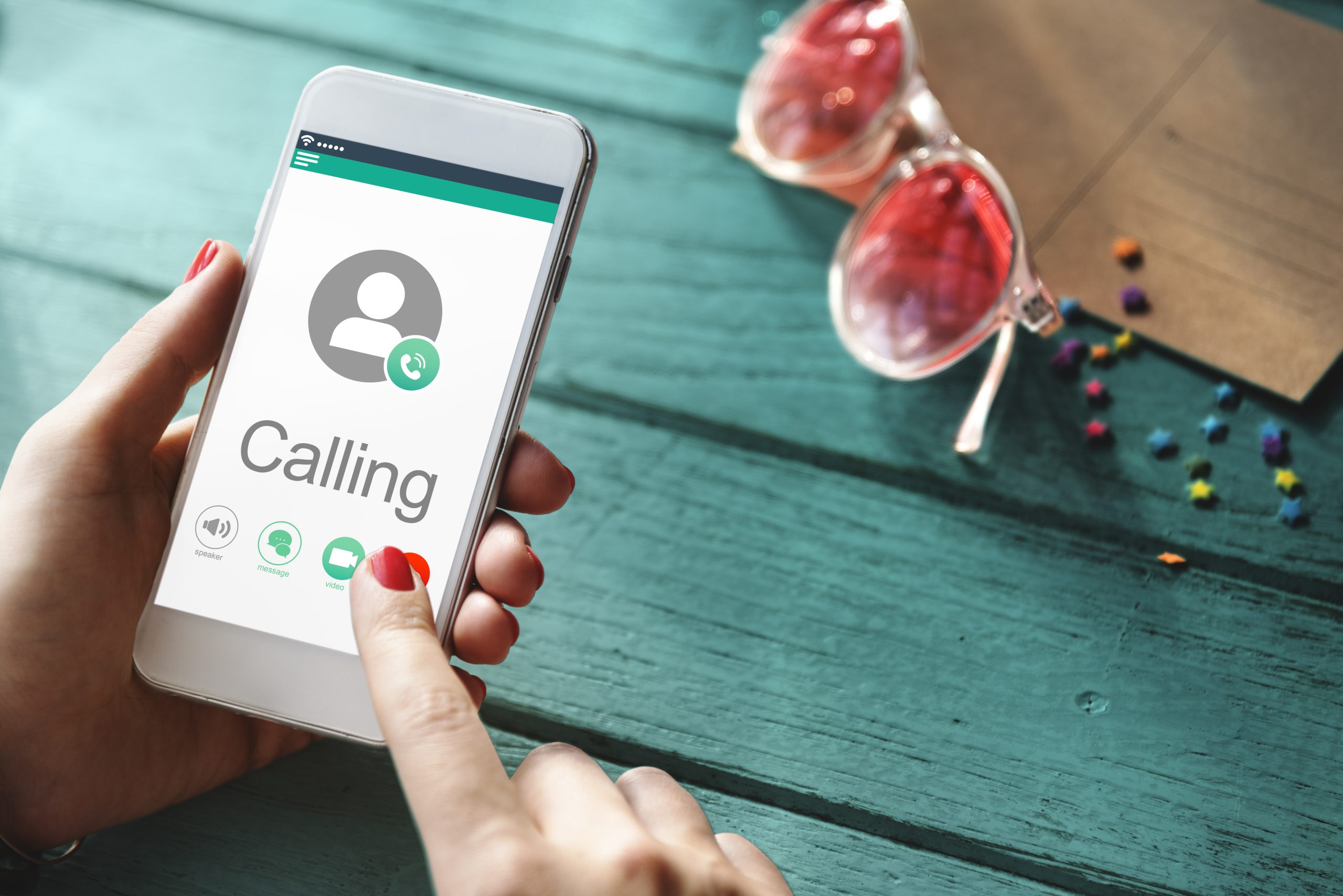 mulher recusando chamada de Robocall