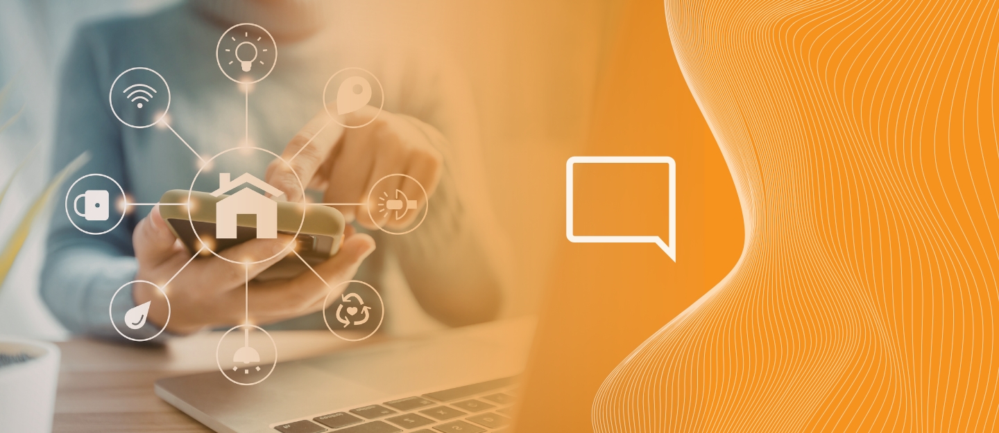 Pessoa com celular na mão verificando configurações da sua smart home