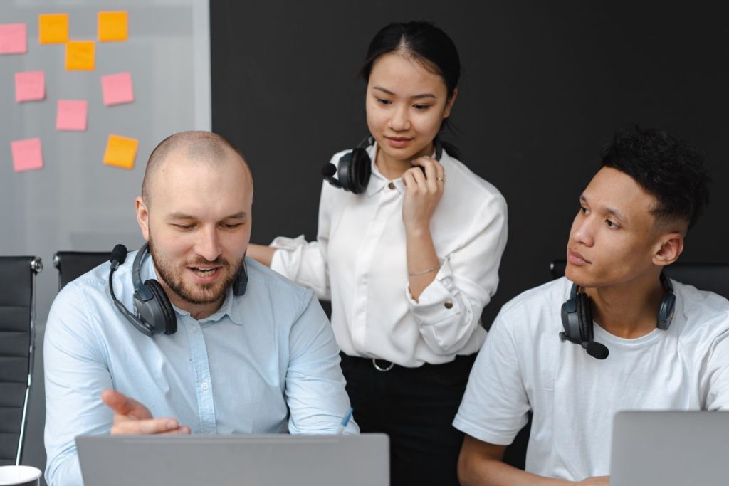 equipes de grandes empresas usando a telefonia VoIP