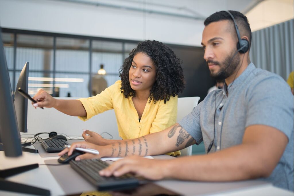 gerente mulher ensinando homem sobre o que é telemarketing