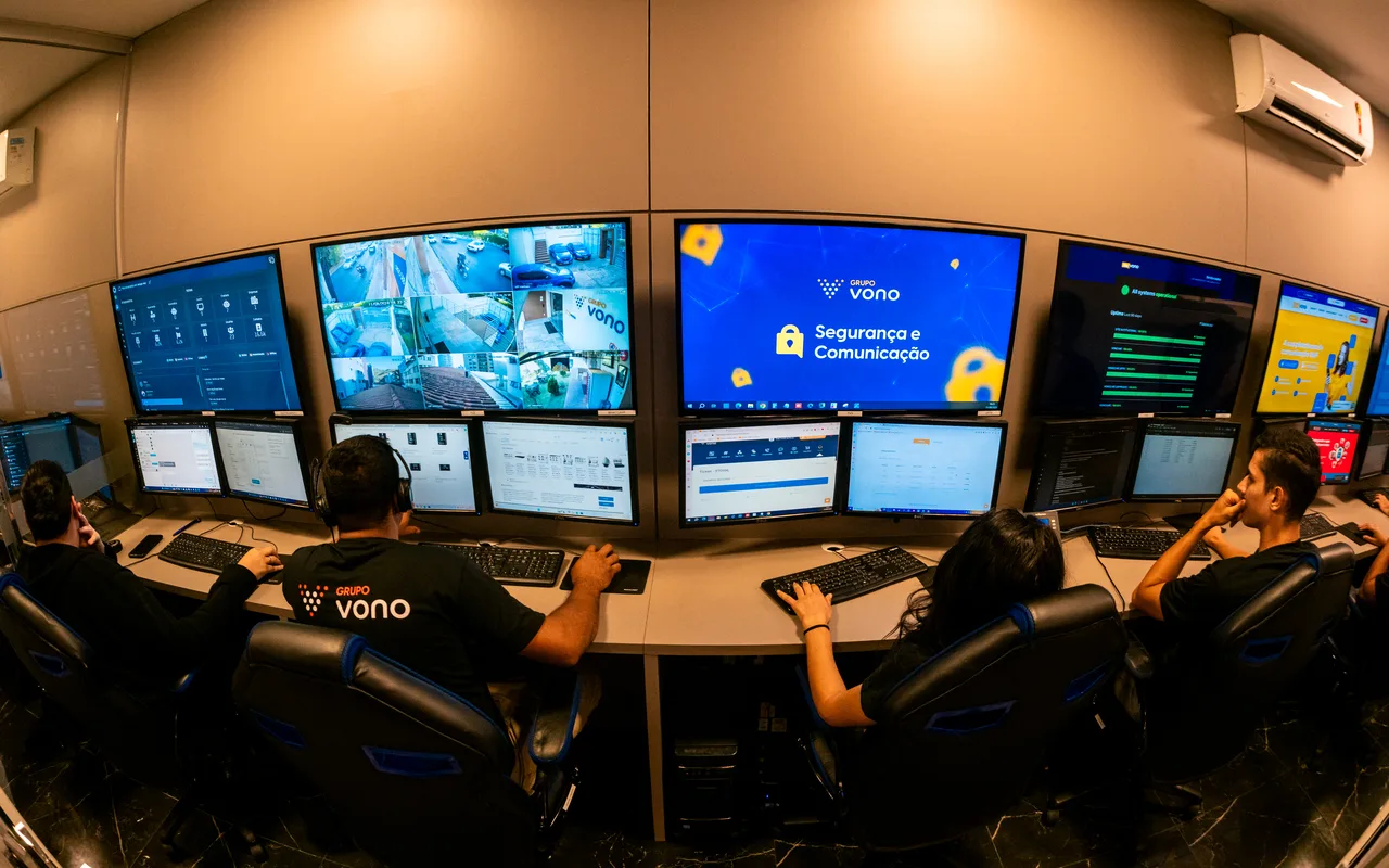 Central de monitoramento Vono com operadores e telas de acompanhamento 24 horas