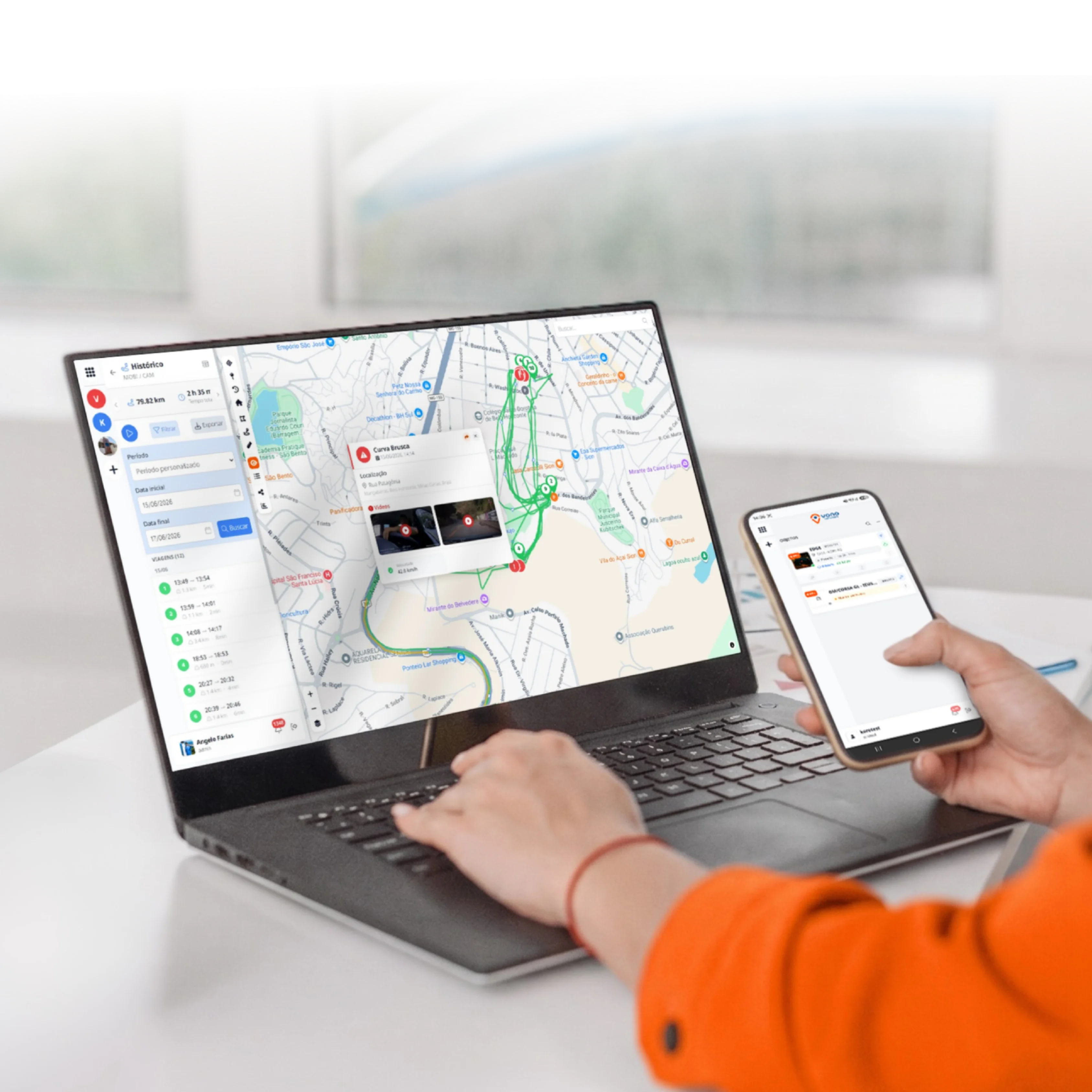 Plataforma Vono Rastreamento com mapa e lista de veículos em tempo real