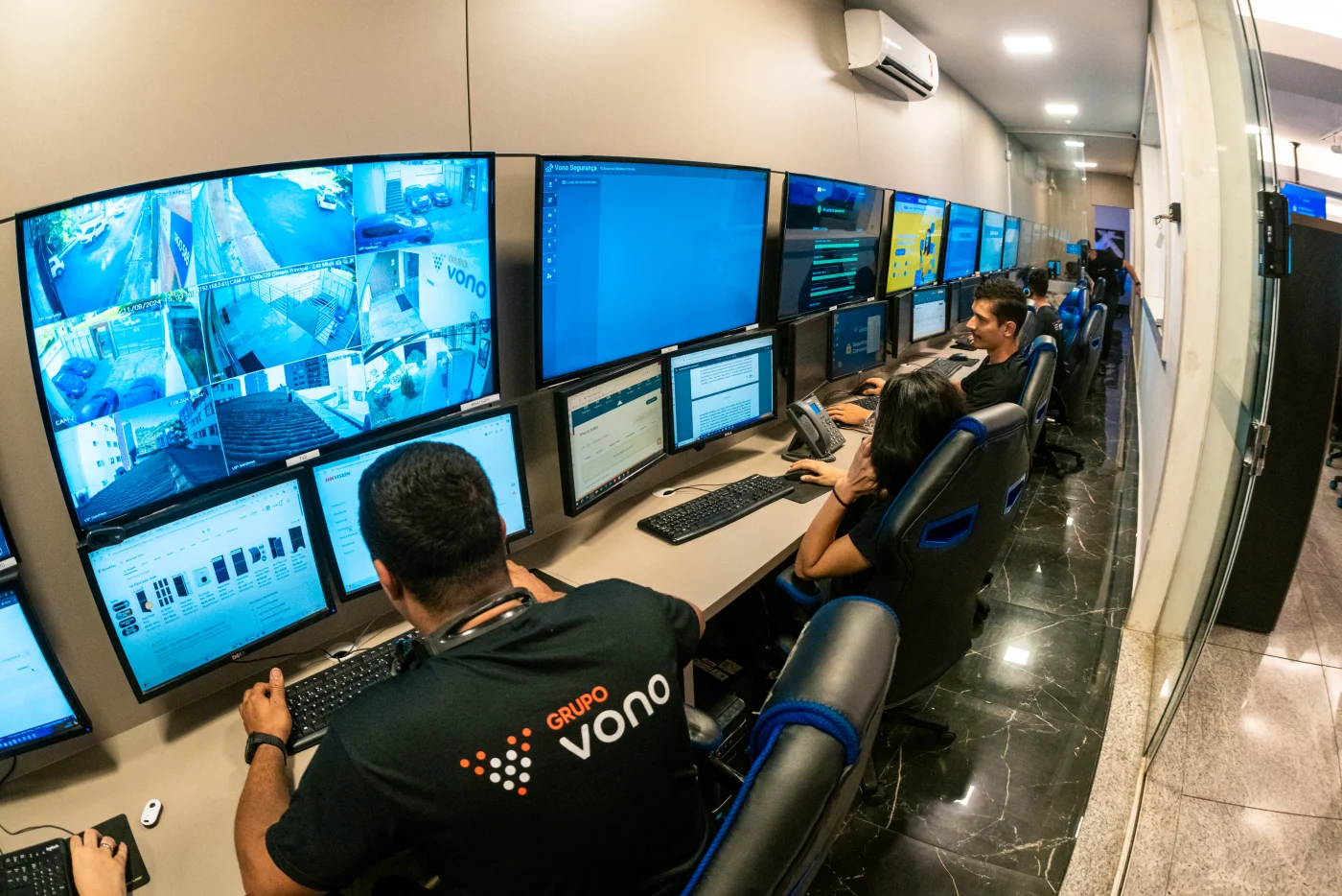 Central de monitoramento Vono com operadores acompanhando câmeras e alarmes