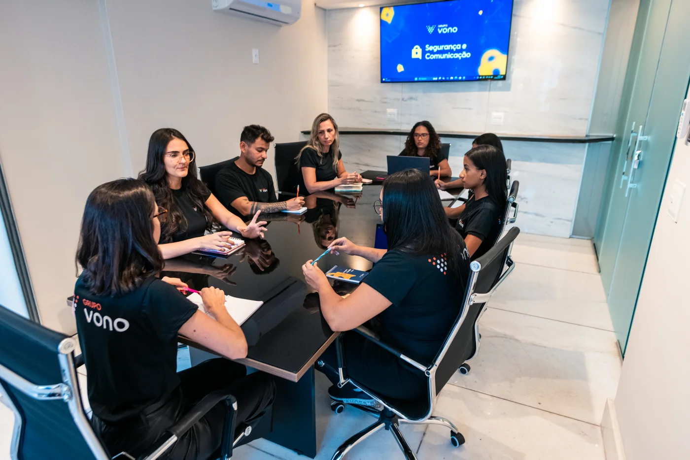 Equipe Vono em reunião de operação de portaria remota e comunicação