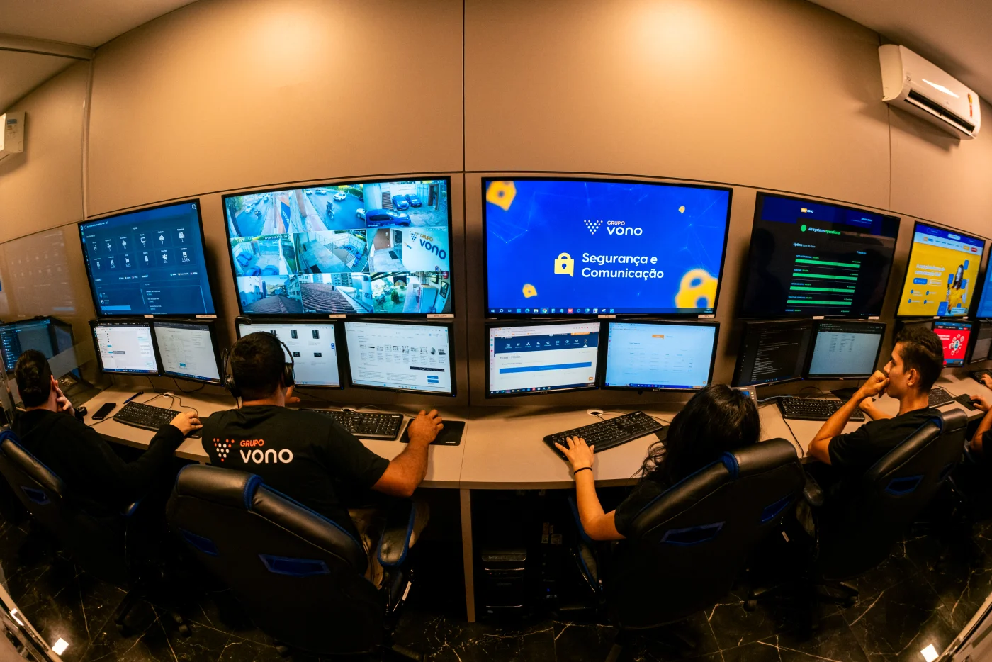 Central de monitoramento Vono com equipe e painéis de rastreamento veicular