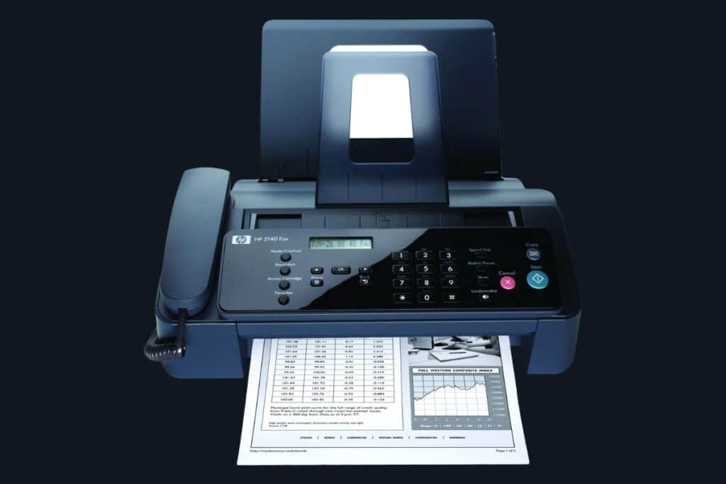imagem de aparelho de fax saindo impressão 