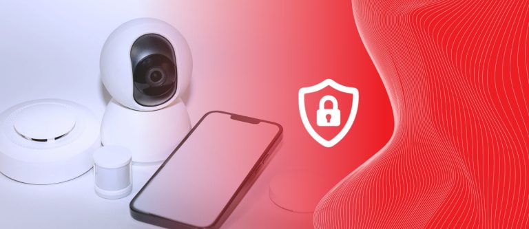 Dispositivos de segurança e celular na mesa. Demonstrando como a integração dessas ferramentas ajudam no monitoramento remoto