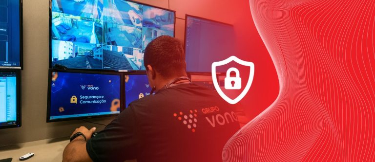 Técnico em sua mesa do trabalho com computador focado em melhorar a segurança da empresa