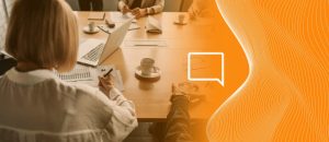 Pessoas em uma empresa sentados a mesa discutindo Qual PABX escolher: PABX Virtual ou PABX Tradicional?