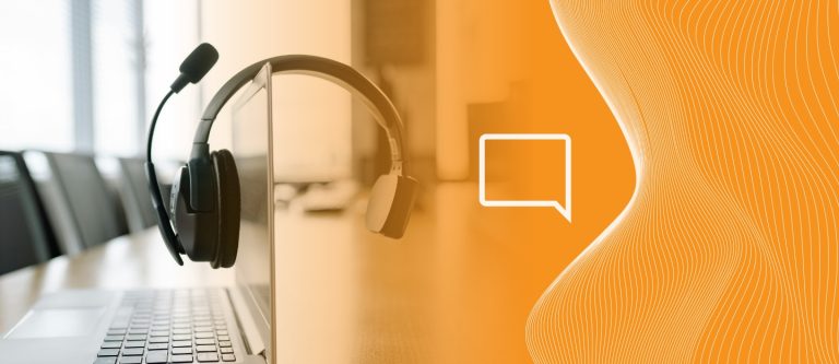 Fone com computador representando a tendência VoIP