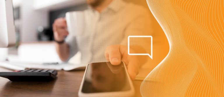 Pessoa com telefone na mão e calculador na mesa em frente dela. Representando a realização de uma auditoria sob tarifas telefônicas, reduzindo os custos indevidos