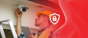 Profissional instalando câmeras para integrar segurança do local