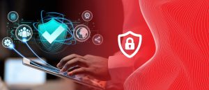 Mão de pessoa verificando o monitoramento pelo tablet respeitando a LGPD