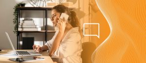 Mulher usando a tecnologia do softphone com celular e computador na mão enquanto está fora do trabalho e resolvando uma demanda do seu cargo