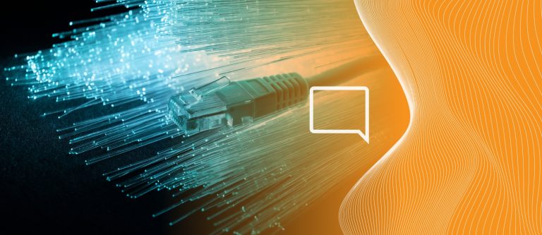 Fios de fibra óptica e 5G simbolizando a nova infraestrutura que garante uma boa conexão para o uso do VoIP nas operações