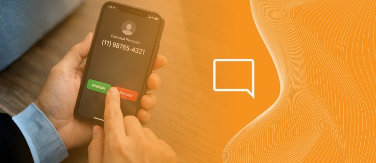 Pessoa segurando celular. Está recebendo uma ligação com DDD local e está decidindo que irá atender