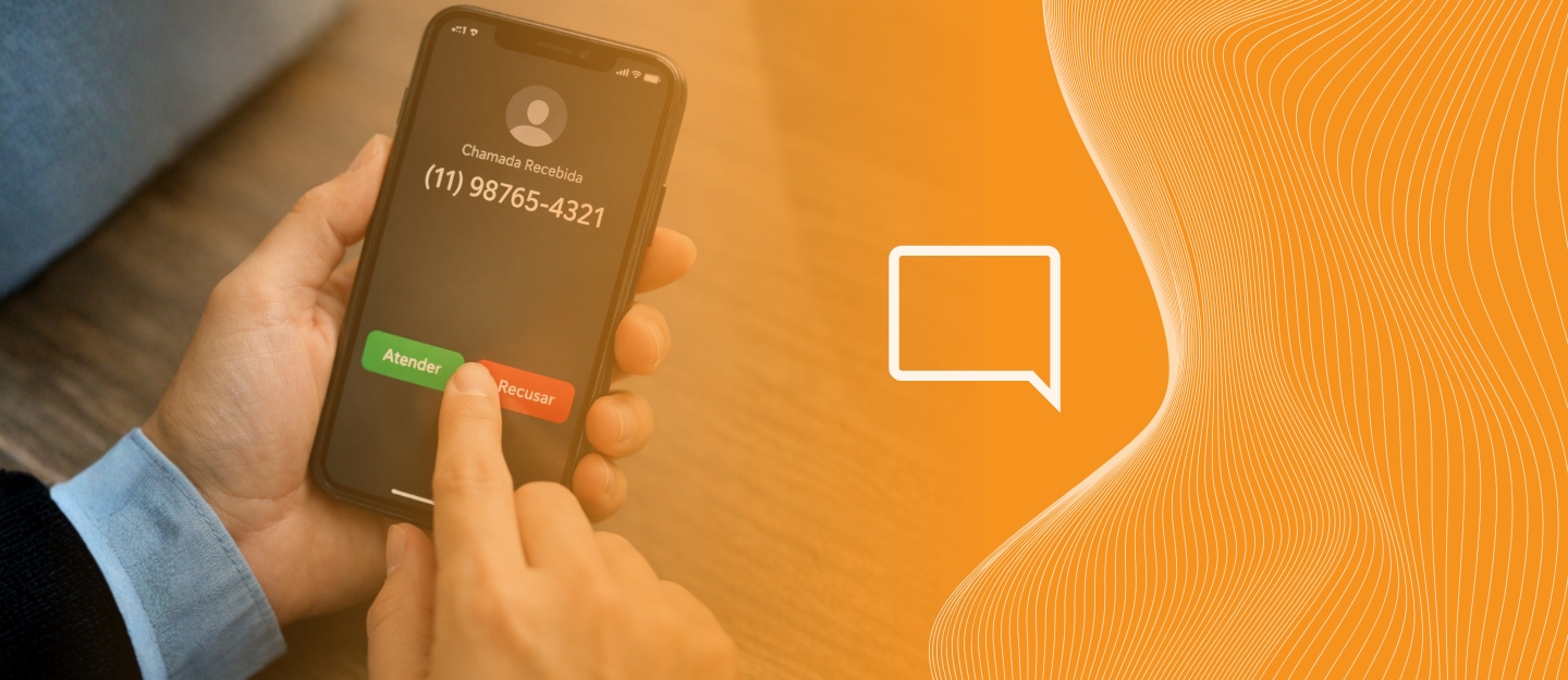 Pessoa segurando celular. Está recebendo uma ligação com DDD local e está decidindo que irá atender