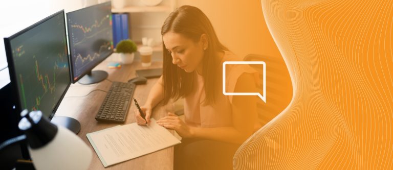 Mulher em mesa de computador avaliando os dados financeiros sobre a migração de CAPEX para OPEX