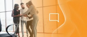 Equipe discutindo na empresa sobre fazer uma white label