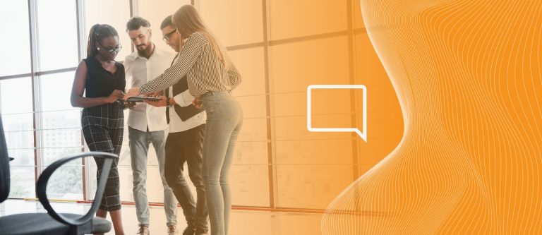 Equipe discutindo na empresa sobre fazer uma whitelabel