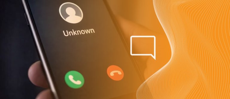 Pessoa verificando ligação com celular na mão. E, como a empresa que está ligando tem o protocolo anti-spam (STIR/SHAKEN) e a ligação apresenta selo de confiança nas chamadas, a pessoa com celular atende a ligação·.