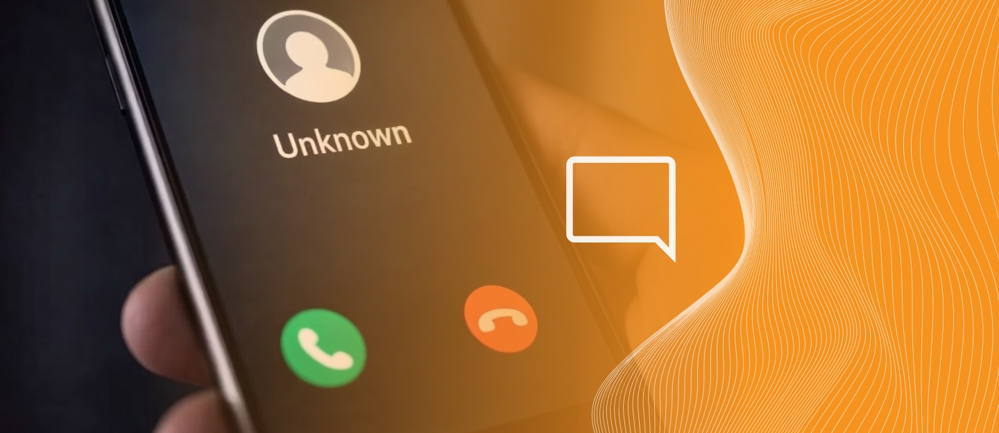 Pessoa verificando ligação com celular na mão. E, como a empresa que está ligando tem o protocolo anti-spam (STIR/SHAKEN) e a ligação apresenta selo de confiança nas chamadas, a pessoa com celular atende a ligação·.