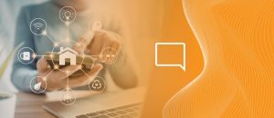 Pessoa com celular na mão verificando configurações da sua smart home