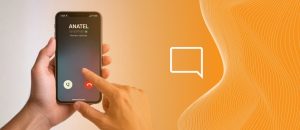 pessoa segurando o celular recebendo uma chamada com tecnologia de origem verificada de quem esta fazendo a ligação, que no caso é a Anatel