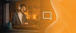 Homem trabalho de forma híbrida em sua casa com a ajuda da telefonia em nuvem e VoIP