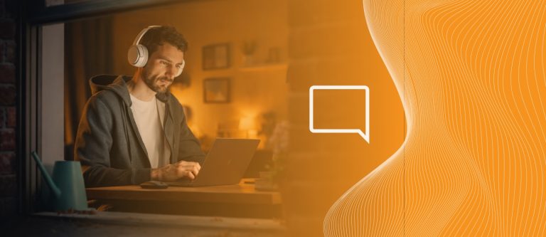 Homem trabalho de forma híbrida em sua casa com a ajuda da telefonia em nuvem e VoIP