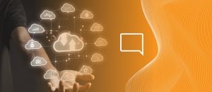 pessoa com o poder de escalabilidade e elasticidade nas mãos devido a tecnologia da telefonia em nuvem.