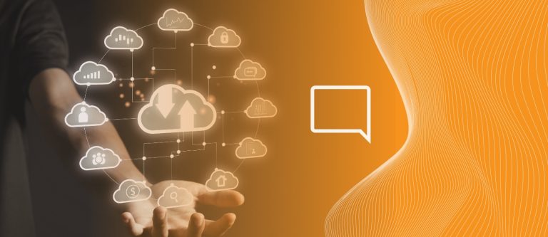 pessoa com o poder de escalabilidade e elasticidade nas mãos devido a tecnologia da telefonia em nuvem.