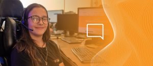 Atendente da Vono apresentando as soluções da empresa que fazem parte da evolução do telefone e do futuro da telefonia