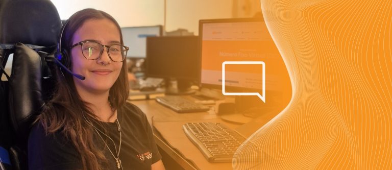 Atendente da Vono apresentando as soluções da empresa que fazem parte da evolução do telefone e do futuro da telefonia