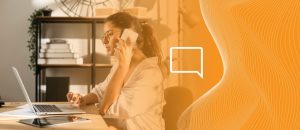 Mulher atendendo a ligação usando ramal no celular