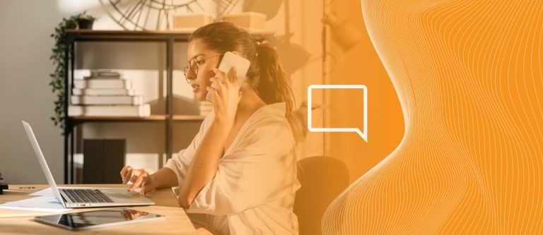 Mulher atendendo a ligação usando ramal no celular